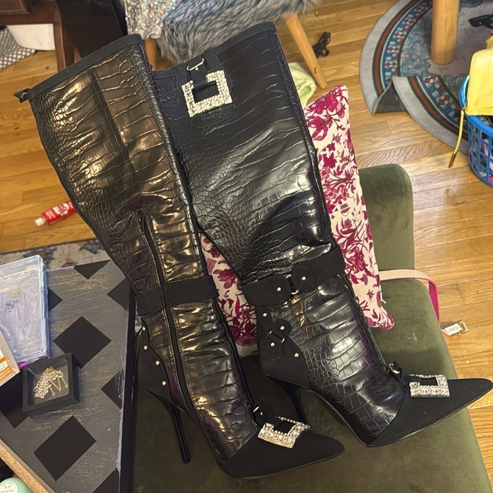 Bed the knees cause snake skin embellished heeled boots nwob